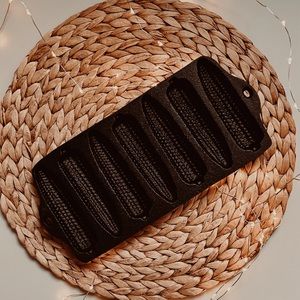 Cast iron corn shaped cornbread mold
